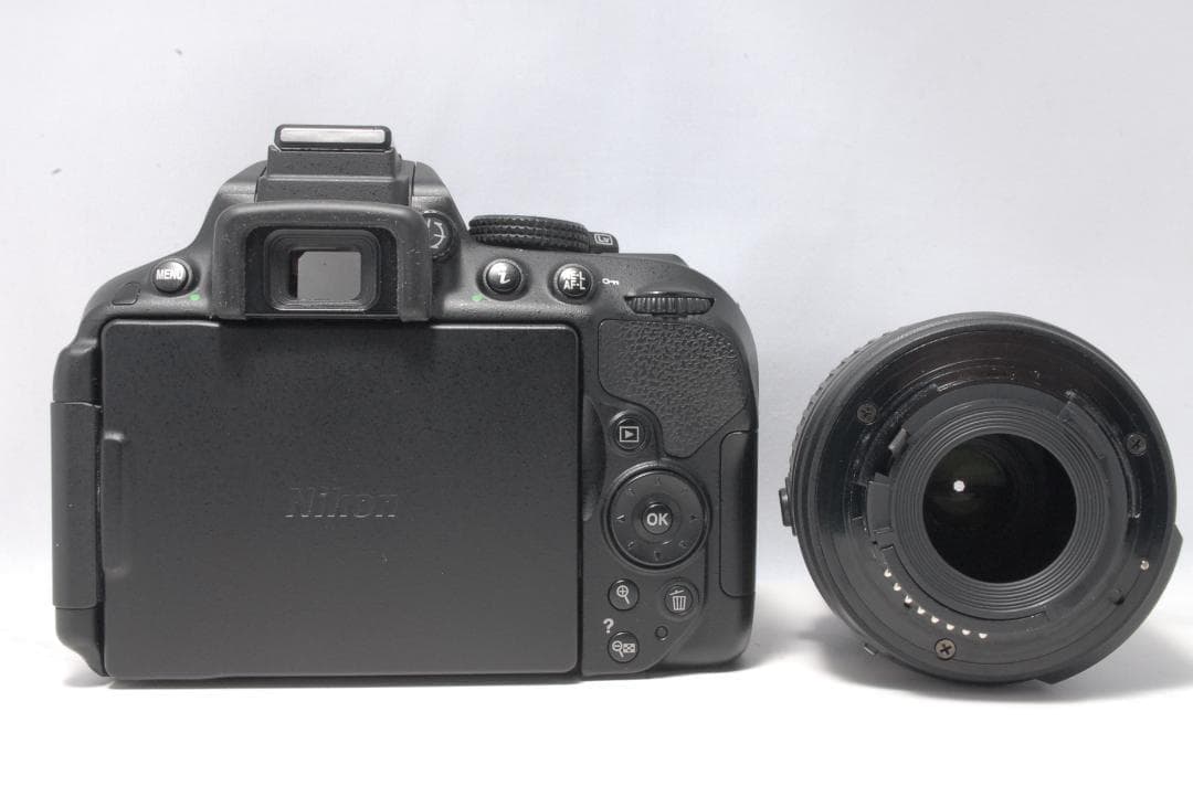【新品級ショット数】Nikon　D5300　WiFi搭載　回転式モニター