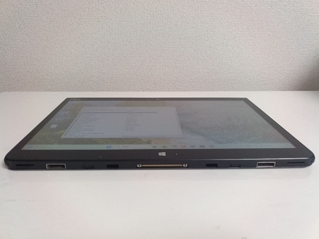 FUJITSU 13.3型 タブレットパソコン　1