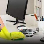 limpando mesa escritorio